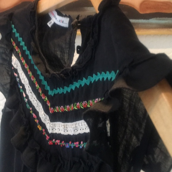 Adorable boho blouse w/ embroidered ribbon detail - Picture 7 of 9